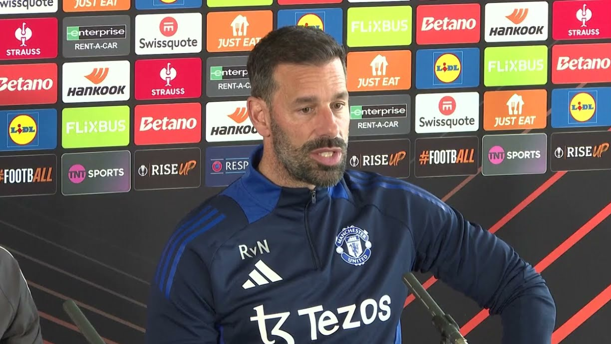 https://sportsistan.com/football/daily-news/van-nistelrooy-exits-man-united-as-amorim-takes-over-as-head-coach/